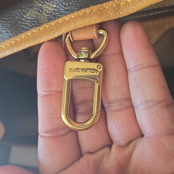 Louis Vuitton Batignolles Shoulder Bag - Picture 4 of 10